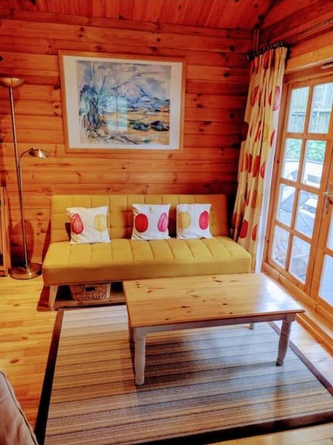 Cosy Log Cabin in Llanfoist village Chalet in Abergavenny