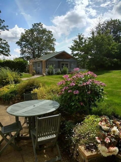 Cosy Log Cabin in Llanfoist village Chalet in Abergavenny