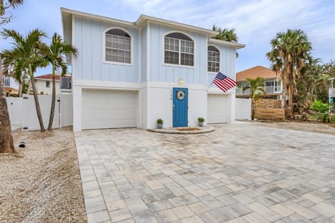 Madison Court: Pool, Spa & Walk to the Beach! House in Estero Island