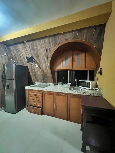 Kitchen or kitchenette, minibar