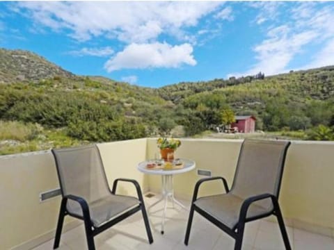 Balcony/Terrace, Mountain view