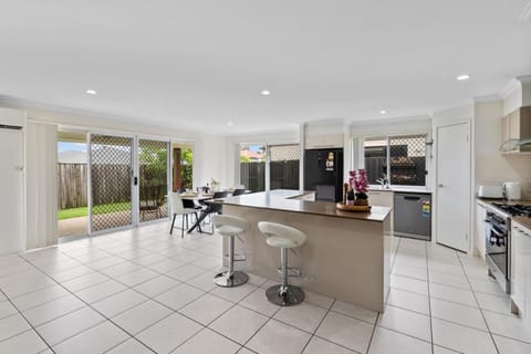 Stunning 4BR Home with Yard Parking Costco and Theme Park House in Coomera