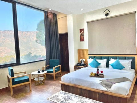 Bed, Photo of the whole room, Seating area, Bedroom, Mountain view