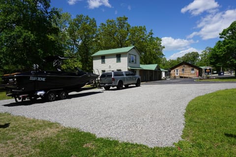 Lake River Lodge Hotel in Bull Shoals