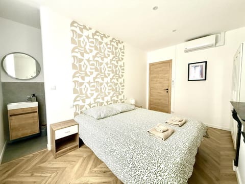 Bed, Photo of the whole room, Bedroom, towels, wardrobe, air conditioner