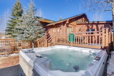 4 Mi to Granby Ranch Cabin with Hot Tub Access! House in Granby