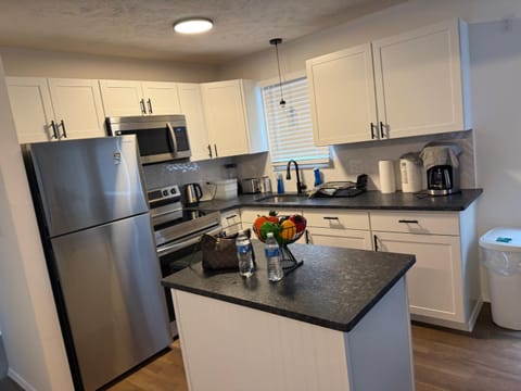 Coffee/tea facilities, Kitchen or kitchenette, dishwasher, oven, stove, toaster