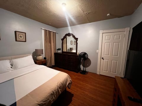 Cozy Room In Shared Apartment - Shutas Pl, Hartford Vacation rental in Hartford