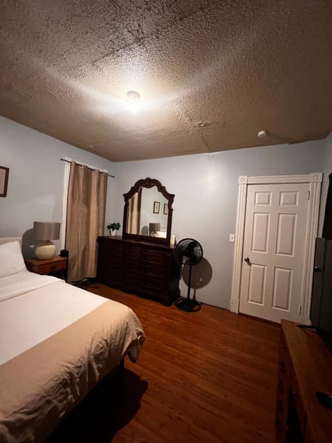 Cozy Room In Shared Apartment - Shutas Pl, Hartford Vacation rental in Hartford