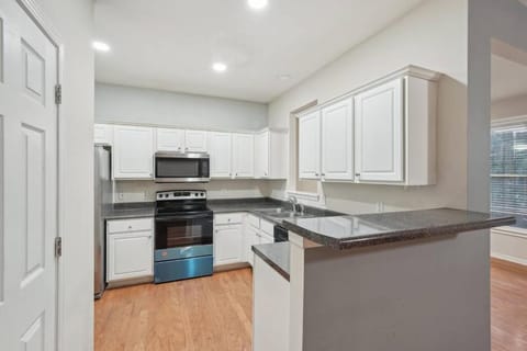 Gated community townhome, ATL! House in Candler-McAfee