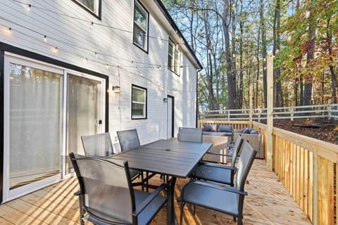 Patio, Day, Dining area