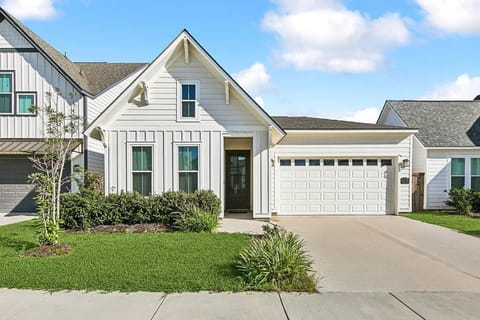 Property building, Day, Garden, Garden view, Street view