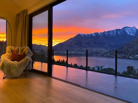 Nearby landmark, Natural landscape, Balcony/Terrace, Lake view, Mountain view, Sunrise