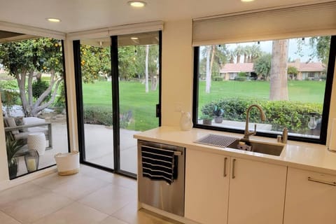 Garden, Kitchen or kitchenette, Garden view