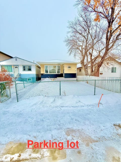 Cozy main floor, 03 Bedrooms, close to Downtown REGINA Apartment in Regina