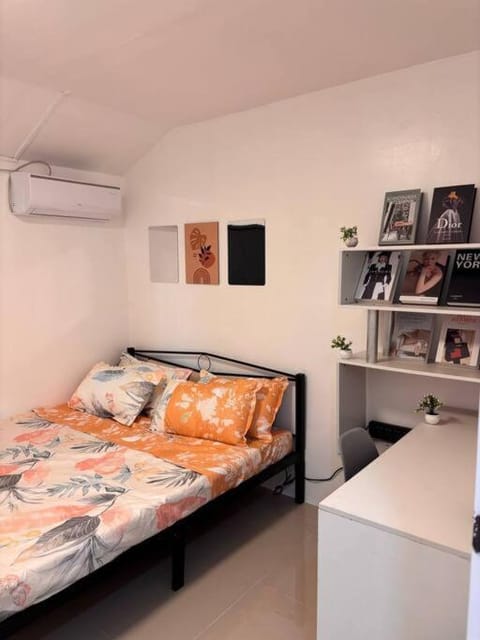 Bed, Photo of the whole room, air conditioner