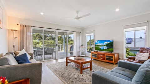 Waves and Blossoms House in Lakes Entrance