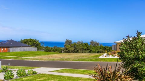 Waves and Blossoms House in Lakes Entrance