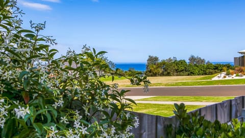 Waves and Blossoms House in Lakes Entrance