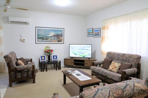 TV and multimedia, Living room, Seating area, Evening entertainment, internet, air conditioner