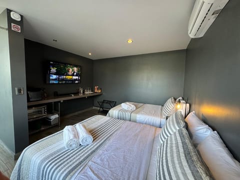 Communal lounge/ TV room, Bed, People, TV and multimedia, Bedroom