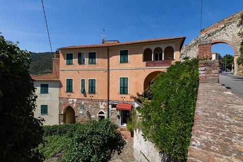 Property building, Day, Neighbourhood, Landmark view, Street view