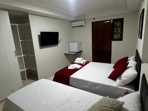 Bed, TV and multimedia, Photo of the whole room, Bedroom, towels, air conditioner