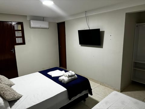 Bed, TV and multimedia, Photo of the whole room, Bedroom, towels, air conditioner