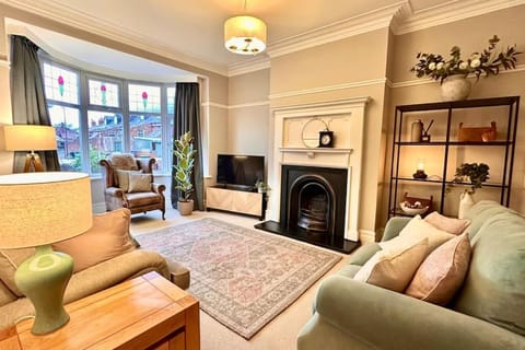 Stunning Coastal Retreat Whitley Bay Sleeps 9 House in Whitley Bay