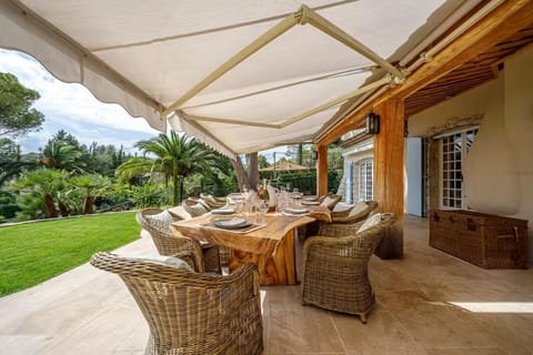 Seating area, Dining area, Garden view