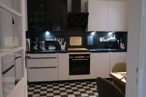 Kitchen or kitchenette, dishwasher, minibar, oven, toaster