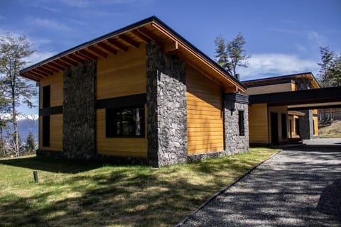 Villa la Angostura Casa frente al Lago Chalet in Los Lagos, Chile