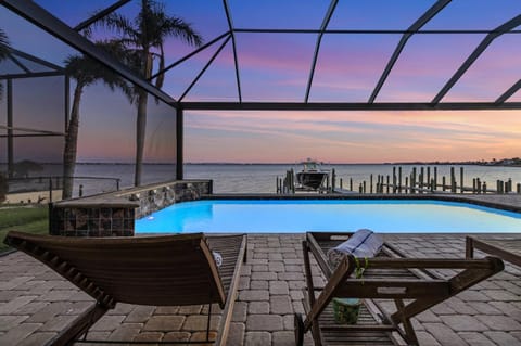 Luxury and Elegance! Stunning Riverfront view, Heated Pool - Bayview - Roelens House in Cape Coral