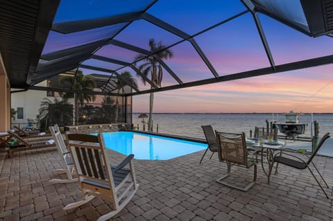 Luxury and Elegance! Stunning Riverfront view, Heated Pool - Bayview - Roelens House in Cape Coral