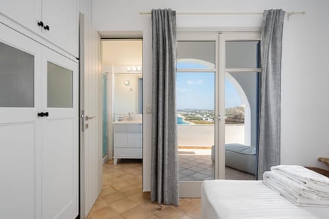 Bed, Natural landscape, Bathroom, Photo of the whole room, Bedroom, Sea view, towels