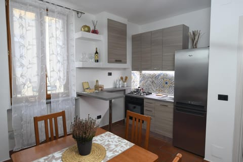 Kitchen or kitchenette, Dining area, oven, stove