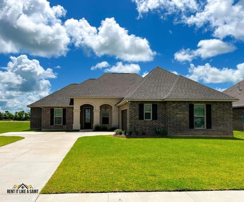 Luxurious Mid-term Retreat 2kingbeds House in Lake Charles