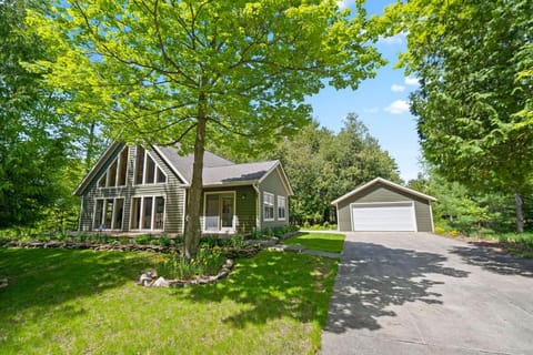 Top of the Hill Cabin by Simple Life Rental House in Door County