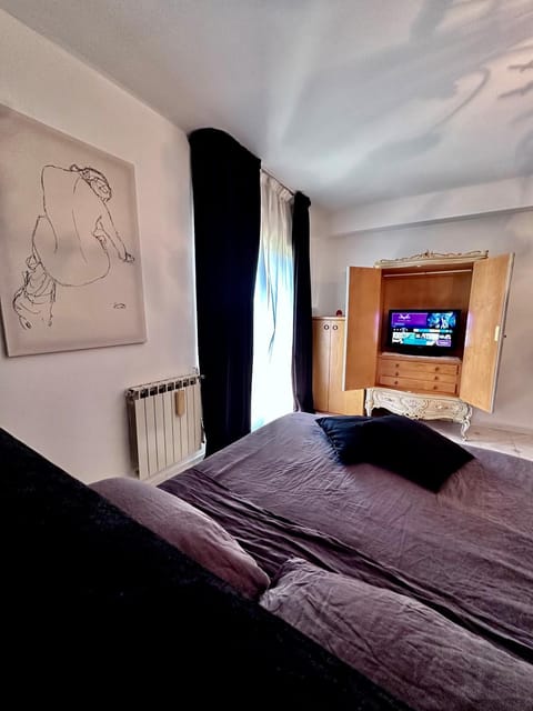 Bed, TV and multimedia, Photo of the whole room, Bedroom