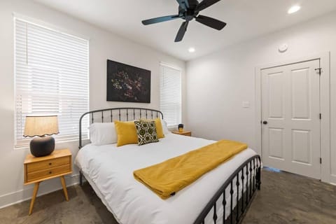 Teche House KING Bed Luxury Getaway Fast WiFi Apartamento in Broussard