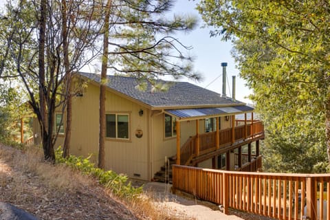 Ski, Hike and Fish Mtn-View Gem with Deck in Tuolumne House in Calaveras County