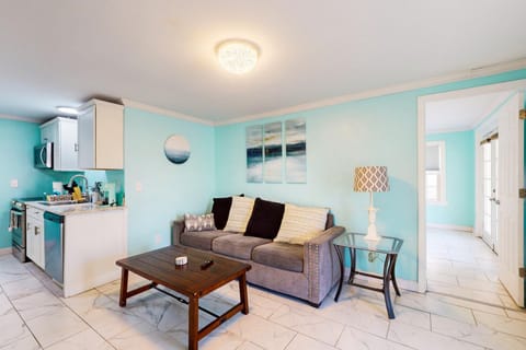 Flamingo House, Unit A Maison in Crescent Beach