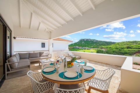 Balcony/Terrace, Dining area, Mountain view