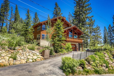 Avalon By Tahoe Getaways - 3300 Sq Ft - 4 BR - Dog OK w HOA Access House in Truckee