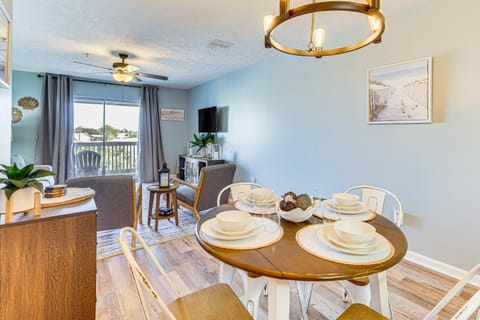 Walk to Beach Condo with Balcony in PCB! Apartment in Panama City Beach