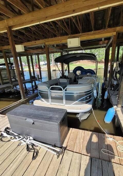 Lakin It Easy at Pontoon Paradise Casa in Lake Gaston