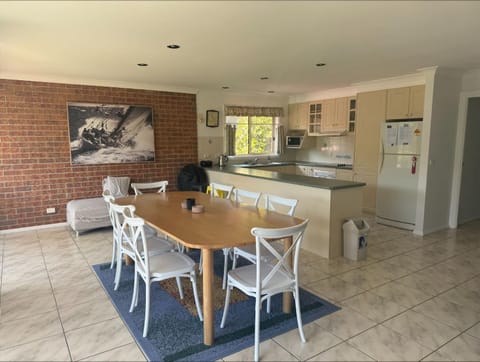 Kitchen or kitchenette, Dining area, oven, stove