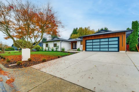 Walk to Waterfront Modern Home in Tacoma! House in Tacoma