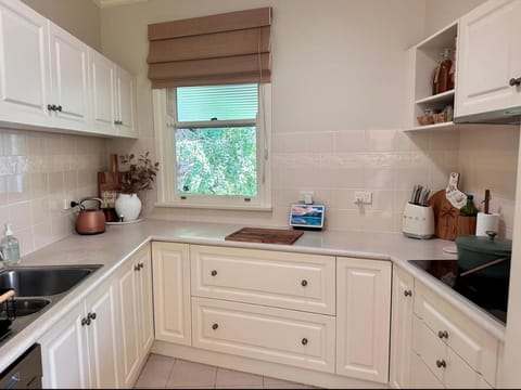 Coffee/tea facilities, dishwasher, stove, kitchen