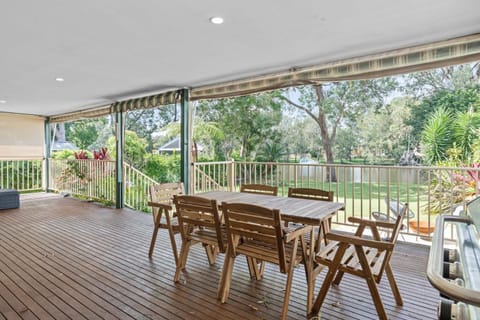 Waterfront 3-Bed Retreat Boat Slip, Spa & Fire Pit Casa in Berkeley Vale